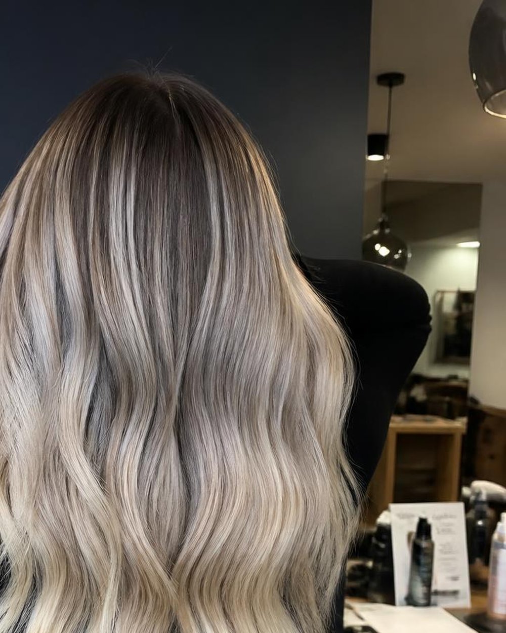 Balayage biondo freddo con radice sfumata e onde morbide