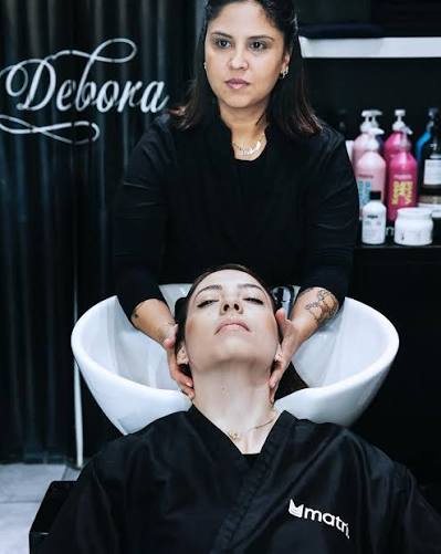 Debora al lavoro in salone durante il trattamento