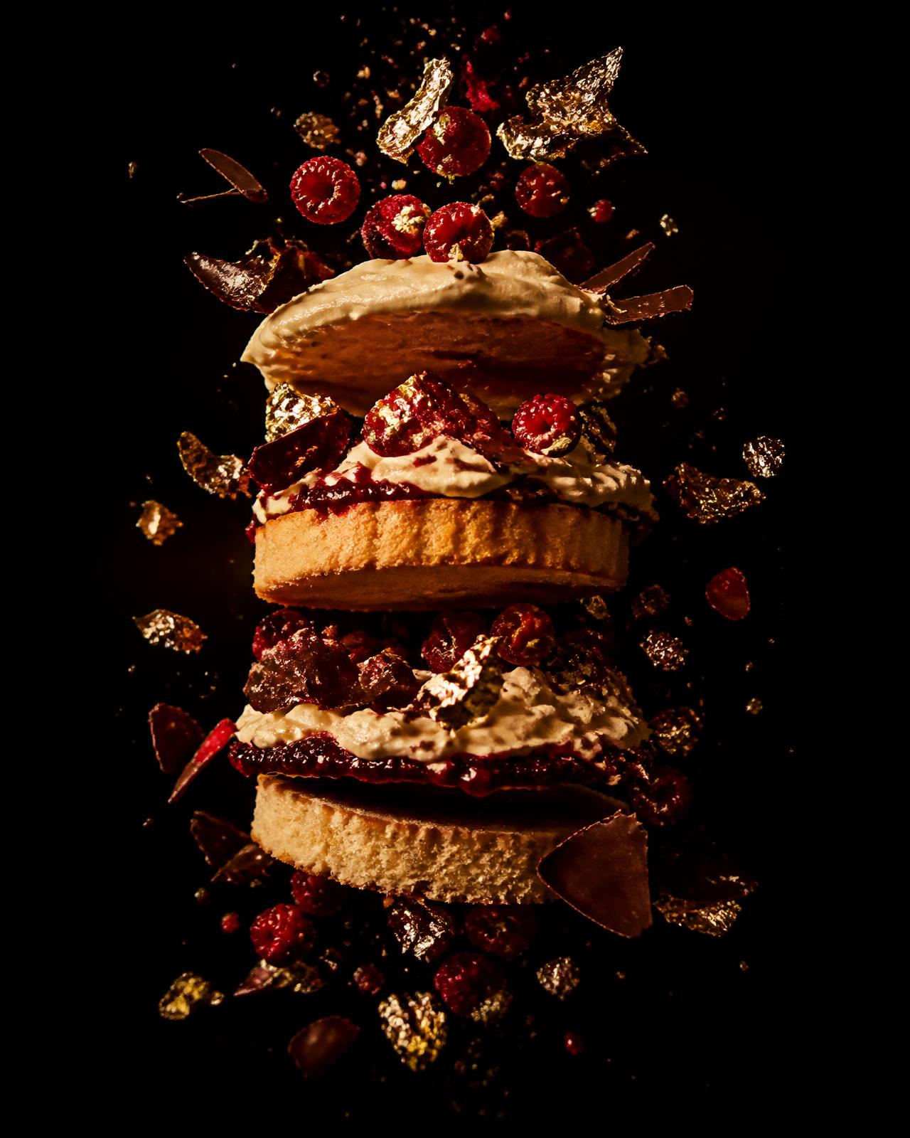 Torta scomposta con strati sospesi a mezz'aria