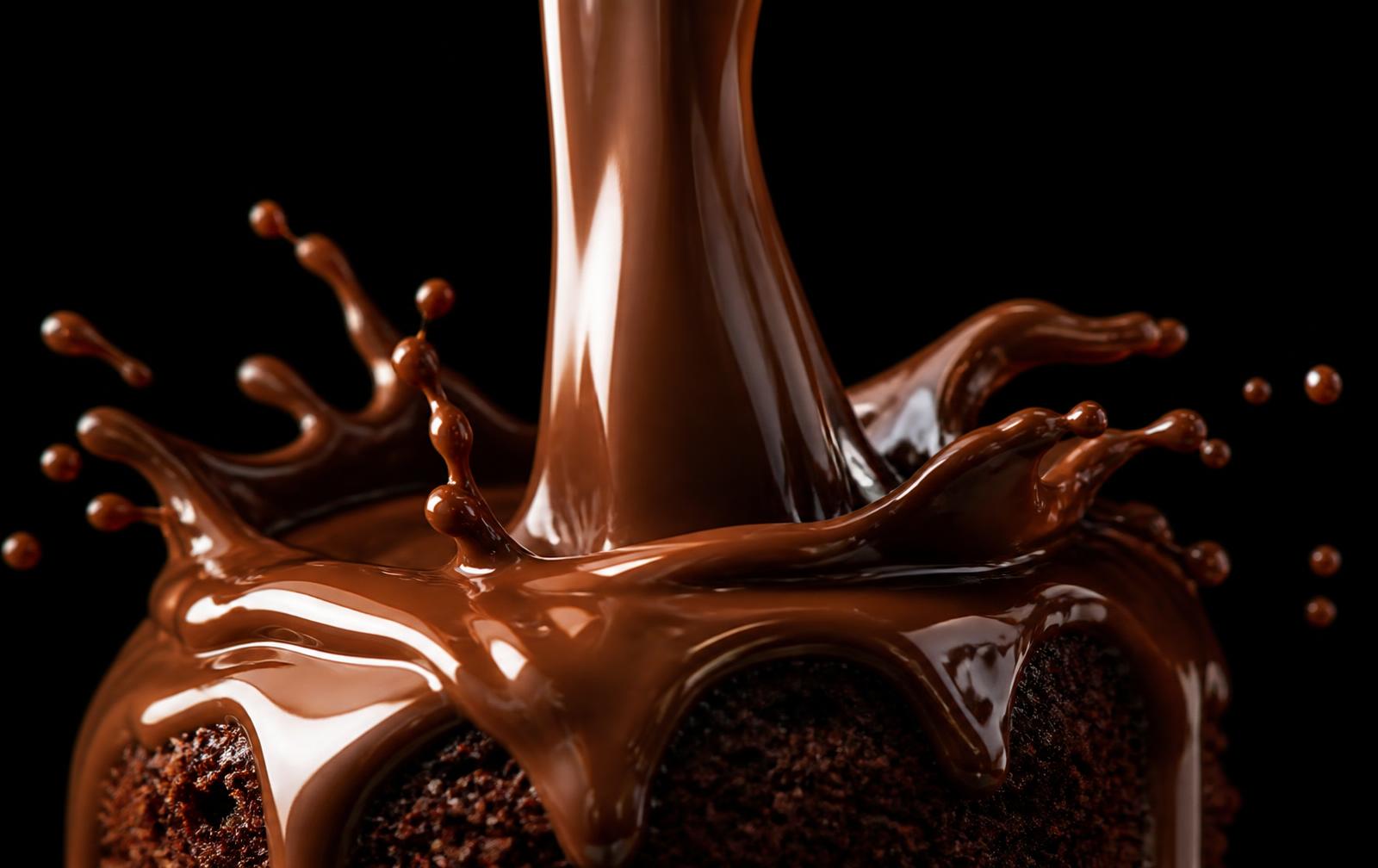 Cioccolato fondente colato su un dolce